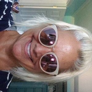 😎 Sunglasses- NWOT😎